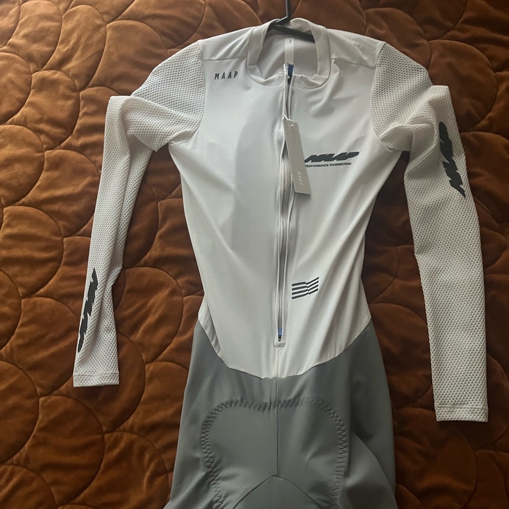 MAAP Eclipse Pro Base LS Roadsuit × 1
Antarctica / Titanium / XS men